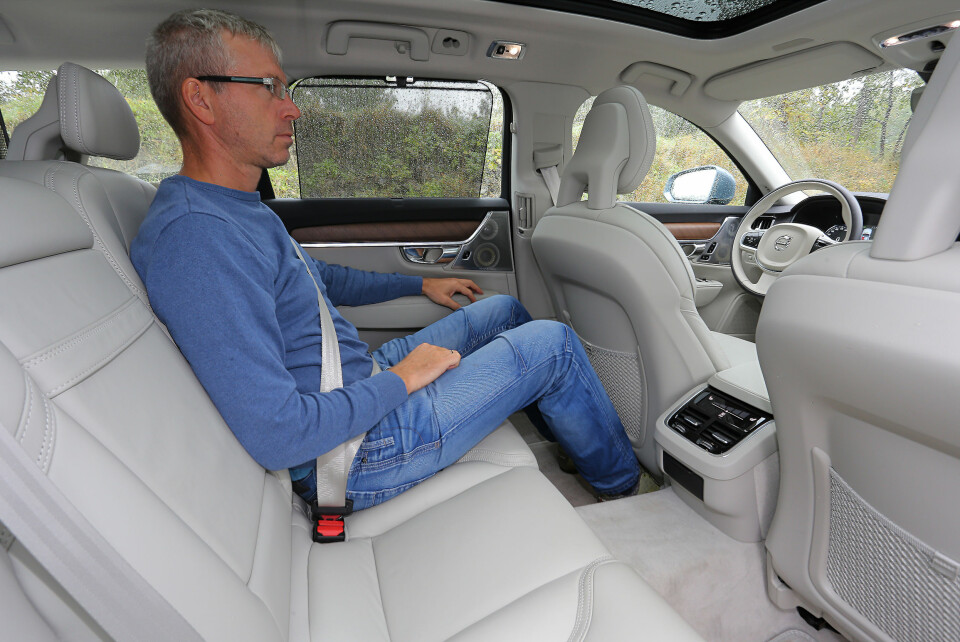 GOD BENPLASS:  V90 har fått massevis av beinplass bak. Slik sett kan den være det naturlige status-stasjonsvognvalget for ekstra langbeinte familier.