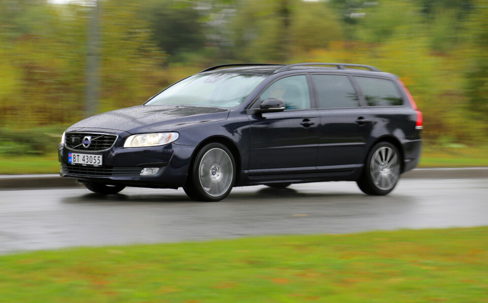 LAVERE FORBRUK: I vår faste testrunde på 20 mil får vi litt høyere forbruk for V90 (0,59 l/mil) enn vi fikk med V70 (0,54 l/mil) med samme motor og automatkasse (V70 fikk den nye toliteren i 2014).