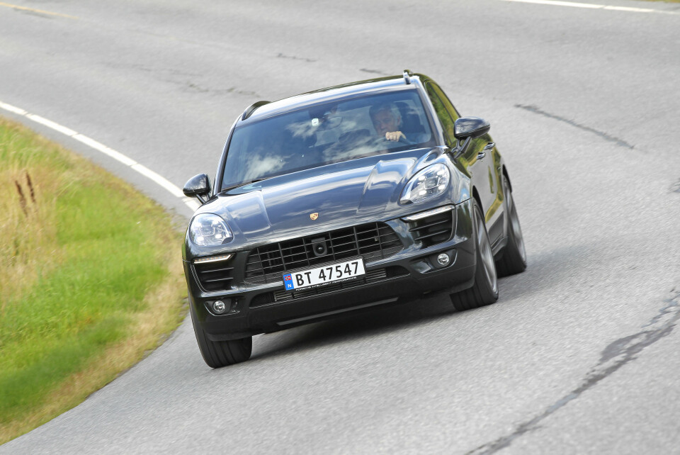 TO KRYSS: Luftfjæring og PASM (Porsche Active Suspension Management) til 27 600 kroner gir bilen et stort register å spille på – her kan du faktisk få komfort og nesten ekstrem sportslighet under samme tak.