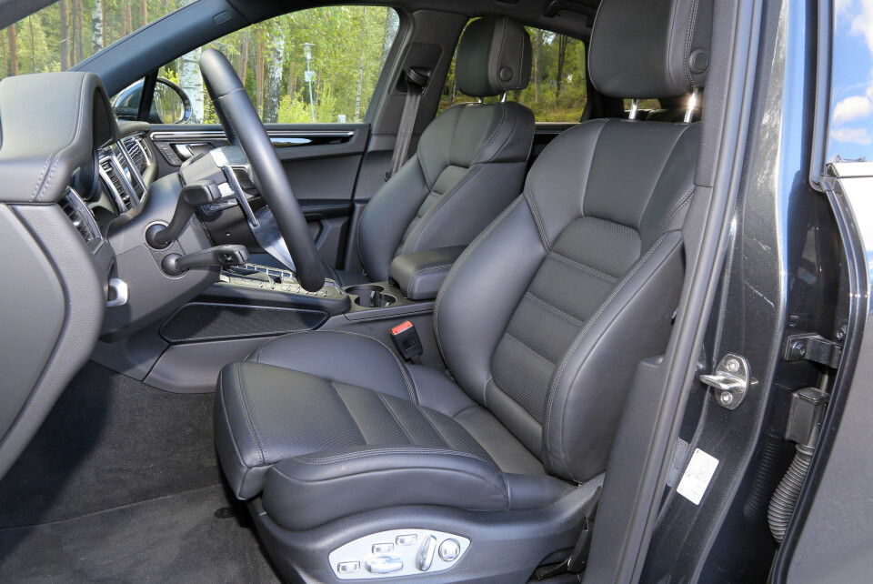 KOSTBART UTSTYR: Om du tror Mercedes og BMW er råflotte på ekstrautstyrsprisene, er ikke Porsche noe dårligere. Testbilen har utstyr for den nette sum av 337 000 kroner.