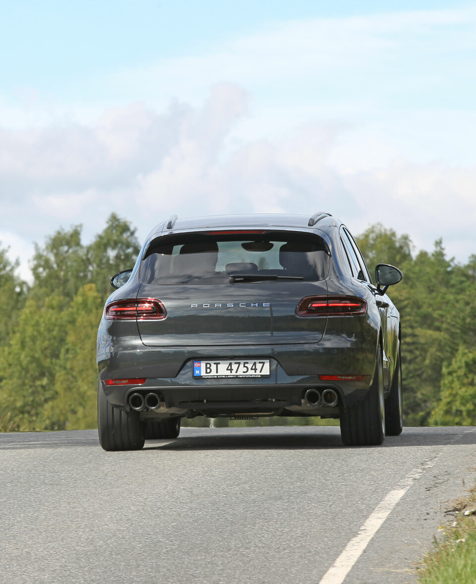 KREFTER NOK: Under panseret har den en toliters, firesylindret bensinturbomotor på 252 hk. Det gjør Macan mer enn sprek nok.