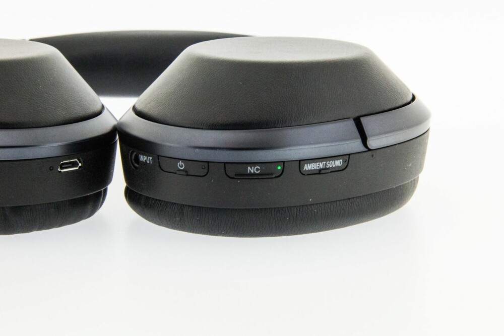 AMBIENT SOUND: Sony MDR-1000X har funksjoner som gjør at man både kan lytte til omgivelsene og få med seg ting som blir ropt opp på en høyttaler på en flyplass eller en togstasjon. AMBIENT SOUND: Sony MDR-1000X har funksjoner som gjør at man både kan lytte til omgivelsene og få med seg ting som blir ropt opp på en høyttaler på en flyplass eller en togstasjon.