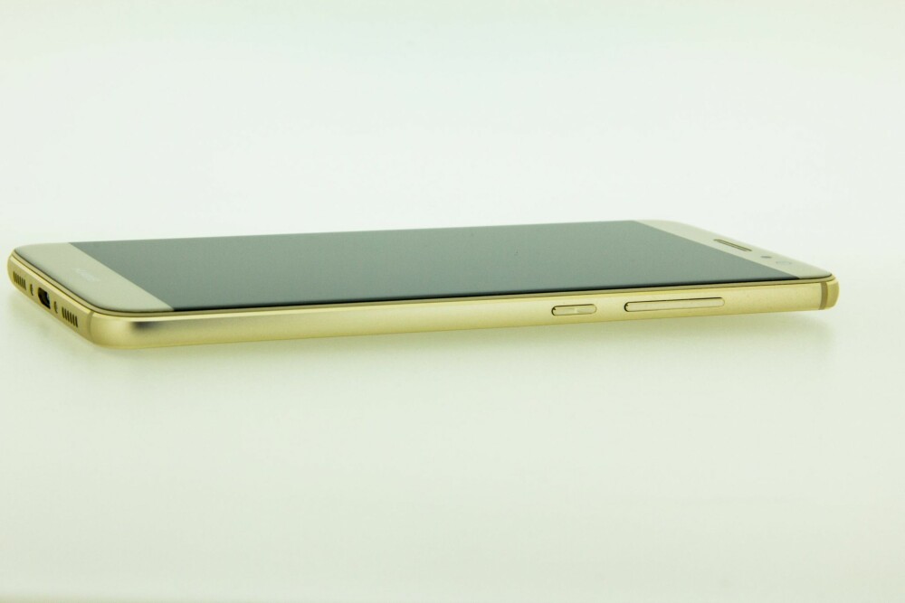 STOR: Huawei Nova Plus er en stor mobil, men med en skjerm som går helt ut i kanten, skjuler Nova Plus godt at den har en 5,5 tommers skjerm. STOR: Huawei Nova Plus er en stor mobil, men med en skjerm som går helt ut i kanten, skjuler Nova Plus godt at den har en 5,5 tommers skjerm.
