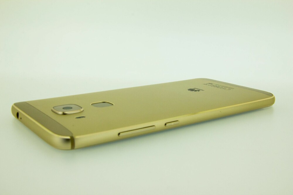 Den fasettslipte kanten rundt både for- og baksiden på Huawei Nova Plus bidrar til å gi telefonen et eksklusivt uttrykk. Den fasettslipte kanten rundt både for- og baksiden på Huawei Nova Plus bidrar til å gi telefonen et eksklusivt uttrykk.