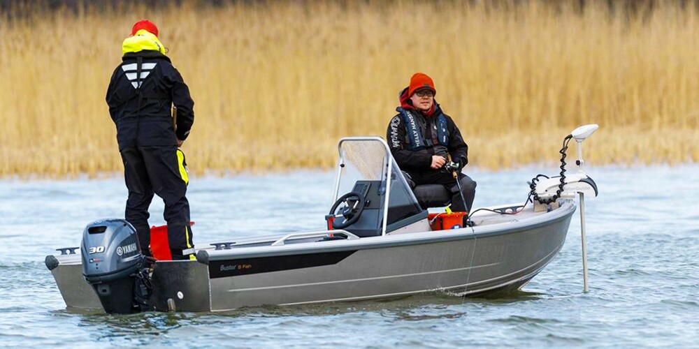 I Buster S Fish er det bygget opp to plattformer; en akter og en forut, begge med feste for fiskestoler. Forut er det brakett for en egen baugmotor, der Buster kan fabrikkmontere en Motorguide Xi5 elektrisk fiskemotor.