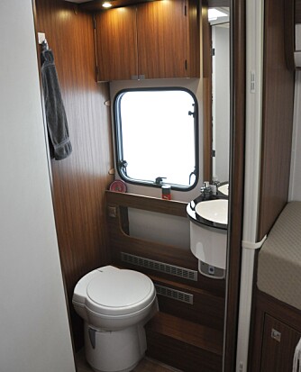 ROMMET: Toalettrommet har både frostet vindu og takluke.