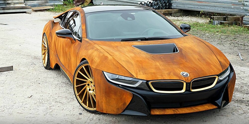 TIDENS TANN: BMWs superhybrid i8 er kjent for å være en av verdens mest fremtidsrettede biler. Vår mening er at det heftige designet tåler rustbehandlingen. FOTO: MetroWrapz TIDENS TANN: BMWs superhybrid i8 er kjent for å være en av verdens mest fremtidsrettede biler. Vår mening er at det heftige designet tåler rustbehandlingen. FOTO: MetroWrapz
