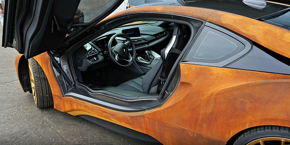 TO VERDENER: Supermoderne på innsiden, rustikk på utsiden. Etter en runde hos MetroWrapz vekker Mahones BMW i8 uten tvil oppsikt. FOTO: MetroWrapz TO VERDENER: Supermoderne på innsiden, rustikk på utsiden. Etter en runde hos MetroWrapz vekker Mahones BMW i8 uten tvil oppsikt. FOTO: MetroWrapz