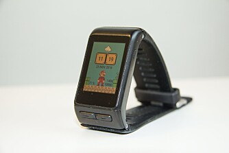 KNAPPER: Garmin Vivoactive HR betjeneste med to knapper og den berøringsfølsomme skjermen. KNAPPER: Garmin Vivoactive HR betjeneste med to knapper og den berøringsfølsomme skjermen.