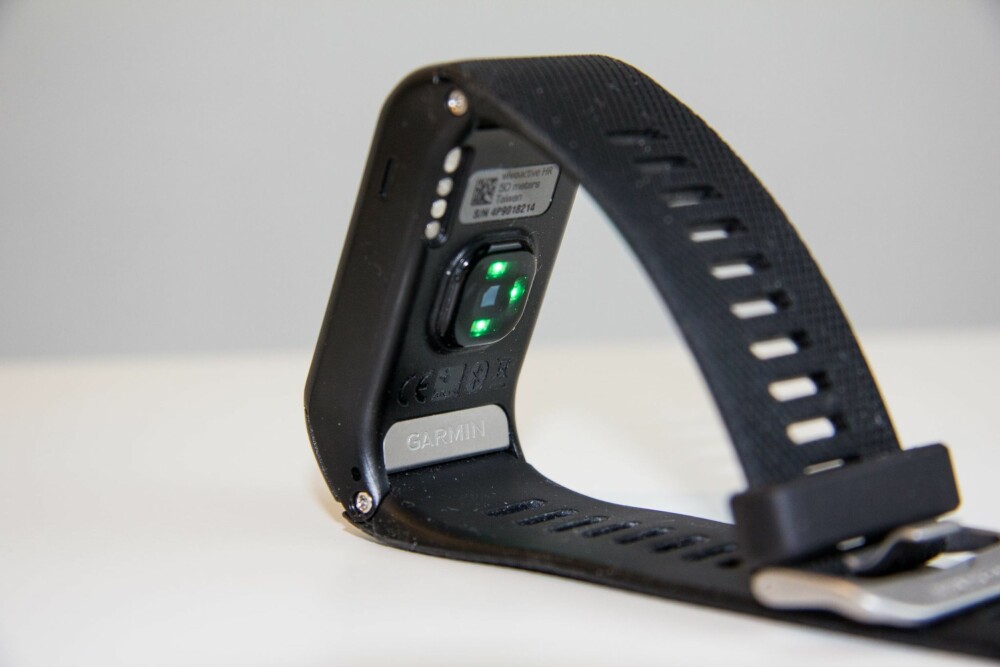 KOMFORT: Garmin Vivoactive HR har en klassisk klokkerem og -spenne. Det fungerer godt og komforten på klokka er god. KOMFORT: Garmin Vivoactive HR har en klassisk klokkerem og -spenne. Det fungerer godt og komforten på klokka er god.