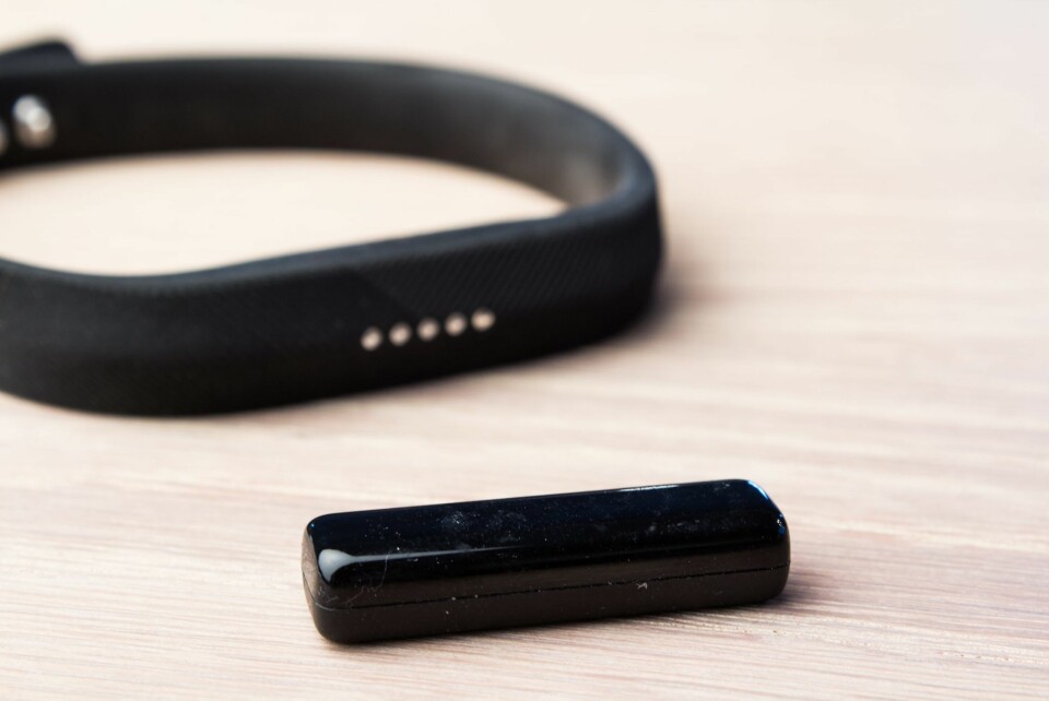 BIT: Fitbit Flex 2 har en lite bit, selve aktivitetsmåleren, som enkelt kan tas ut av armbåndet for lading eller for å bytte armbånd.
