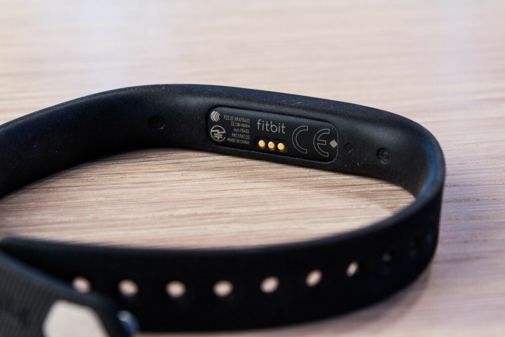 LOMME: Aktivitetsmåleren på Fitbit smettes lett på plass i lommen på undersiden av armbåndet.