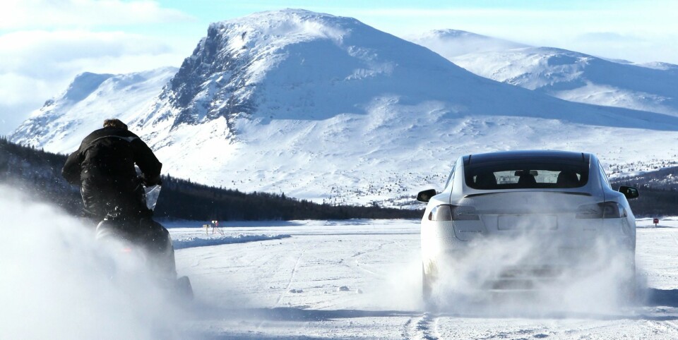 FULL FART: Tesla er blant merkene med mest lojale kunder. 97 prosent av eierne sier de ville kjøpt Tesla på nytt. Her en Model S P 85 D fra et dragrace mot en snøscooter under test i 2015.