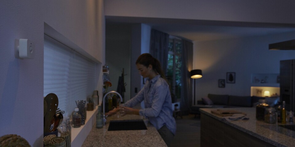 DISKRET: Philips Hue Motion Sensor (til venstre i bildet) er ledningsfri og kan enkelt plasseres der du ønsker å bruke den. DISKRET: Philips Hue Motion Sensor (til venstre i bildet) er ledningsfri og kan enkelt plasseres der du ønsker å bruke den.