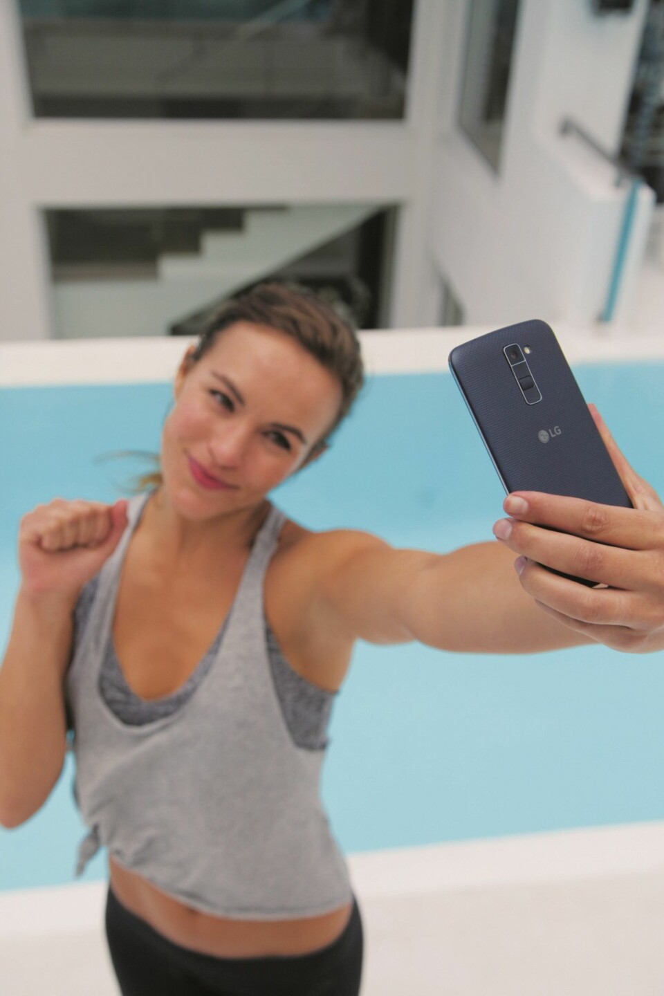 SELFIE: LG K-serien får en egen selfie-funksjon hvor du kan ta bilde bare ved å åpne og knyte hånden.
