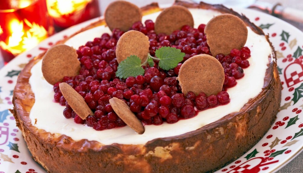 UKENS LILLE SØTE: Bruk pepperkakene som er igjen i kakeboksen etter jul til å lage denne herlige ostekaken med bær!