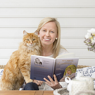 SKRIVETERAPI: Å skrive boken «Løvetannbarn» har vært en god terapi for 
Marie. Hennes håp er at den også kan hjelpe andre barn og unge. Den søte katten Pjusken er stolt av matmor! 