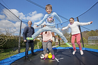 SPRETTEN KAR: Å hoppe i trampolinen hjemme hos familien Lundberg er noe av det morsomste Eros vet. Storesøster, mamma og pappa henger med.