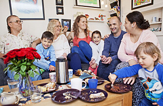 GJENFORENING: Familien Lundberg og familien Juniku i sofaen: Fra venstre: Jan Ivar, Eros, Anne Brit, Rebecca, Elina, Blerim, Aferdita og Leander.