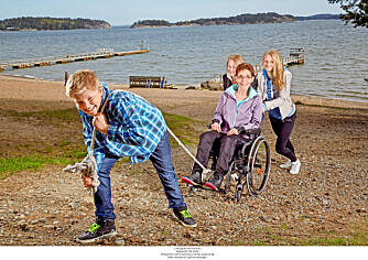 HOLDER SAMMEN: Marie (61) var aktiv mor med jobb og trening. I dag sitter hun i rullestol og er pleietrengende. - Familien min tar meg med og behandler meg som den jeg er, forteller Marie til Norsk Ukeblad. Her er hun sammen med barnebarna Jonatan (12), Camilla (15) og Sandra (17).