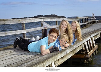 UT MOT HAVET: Marie er fortsatt mamma, mormor og bestemor, bare med en kropp som har problemer. Her er hun med barnebarna Jonatan (12), Camilla (15) og Sandra (17). 