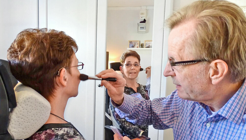 LETT PÅ HÅNDEN: Sven Erik har tatt på seg jobben med å sminke kona Marie, som lider av en sjelden muskel- og nervesykdom. LETT PÅ HÅNDEN: Sven Erik har tatt på seg jobben med å sminke kona Marie, som lider av en sjelden muskel- og nervesykdom.