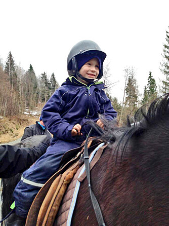 TIL HEST: Emilian er ofte på treningsleir sammen med andre synshemmede barn. Da får han ri på hest. Det er godt å møte noen som har de samme utfordringene som en selv, sier mamma Sofia. 