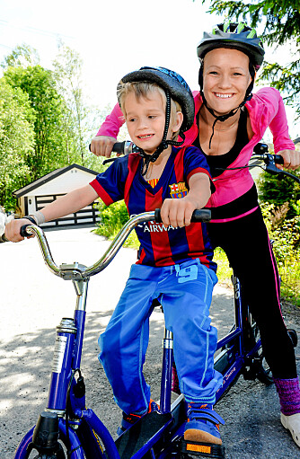SYKKELTUR: Emilian tråkker utålmodig på pedalene. Han vil ha med seg mamma på sykkeltur! For noen år siden visste ikke Sofia om det noen gang ville bli mulig. Da fryktet hun at gutten hennes kunne være både blind og hjerneskadet.