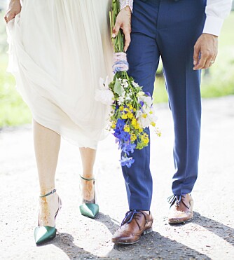 DRØMMESKO FRA DIOR: Gøy med sko som overrasker! Disse fra Dior med rosa plastikk-detaljer, grønn silke og hvite, tykke skolisser i sidene var en uventet detalj under en enkel kjole. DRØMMESKO FRA DIOR: Gøy med sko som overrasker! Disse fra Dior med rosa plastikk-detaljer, grønn silke og hvite, tykke skolisser i sidene var en uventet detalj under en enkel kjole.