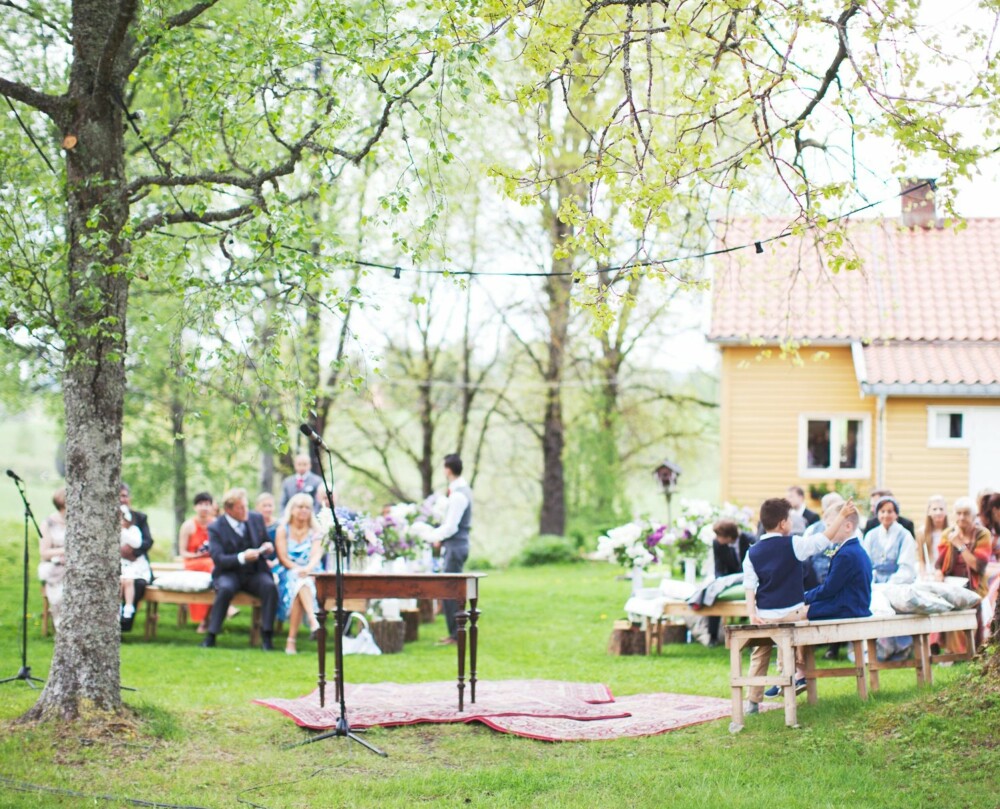 KLART TIL VIELSE: Både gjester og brudepar satt på enkle benker, dekorert med pledd og puter fra Ikea. KLART TIL VIELSE: Både gjester og brudepar satt på enkle benker, dekorert med pledd og puter fra Ikea.