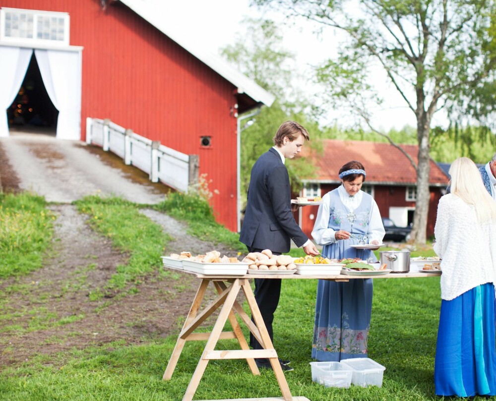 GRILLMAT: Maten ble servert på bord utenfor låven, rett fra kokkene som stod ved grillen.