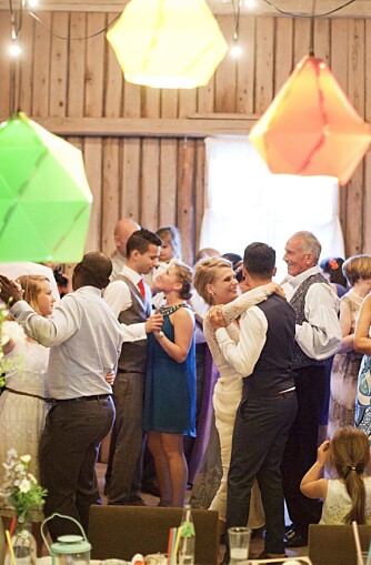 ALLE I DANS: Det var ingen brudevals, men alle ble invitert opp på dansegulvet for første dans. ALLE I DANS: Det var ingen brudevals, men alle ble invitert opp på dansegulvet for første dans.