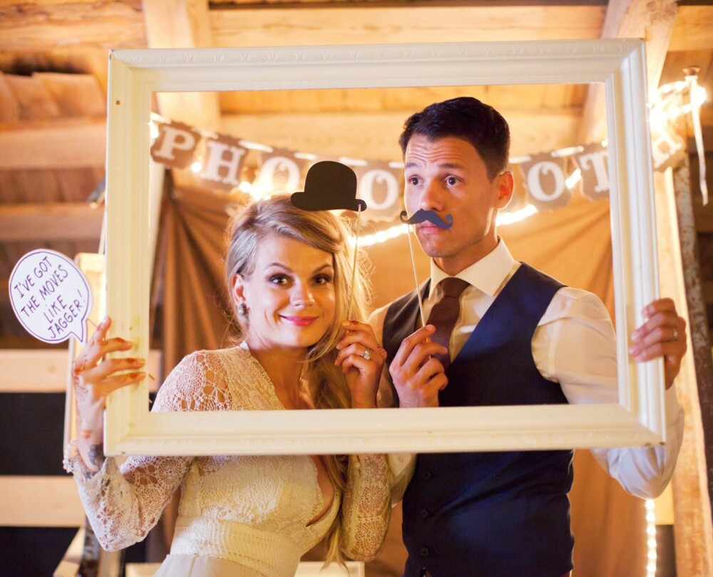 PHOTOBOOTH: Hjemmelaget photobooth med enkle props er super underholdning. PHOTOBOOTH: Hjemmelaget photobooth med enkle props er super underholdning.