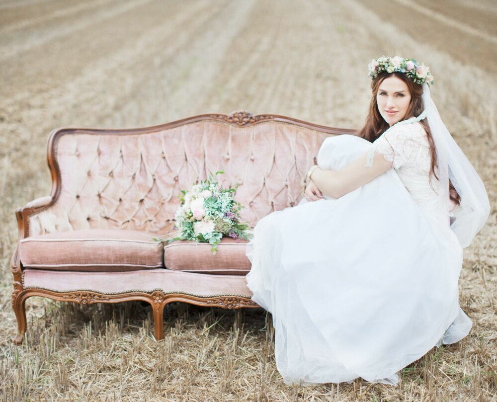 BRUDEN: En vintage, rosa sofa, et naturlig valg for bruden som elsker bruktfunn og pasteller.