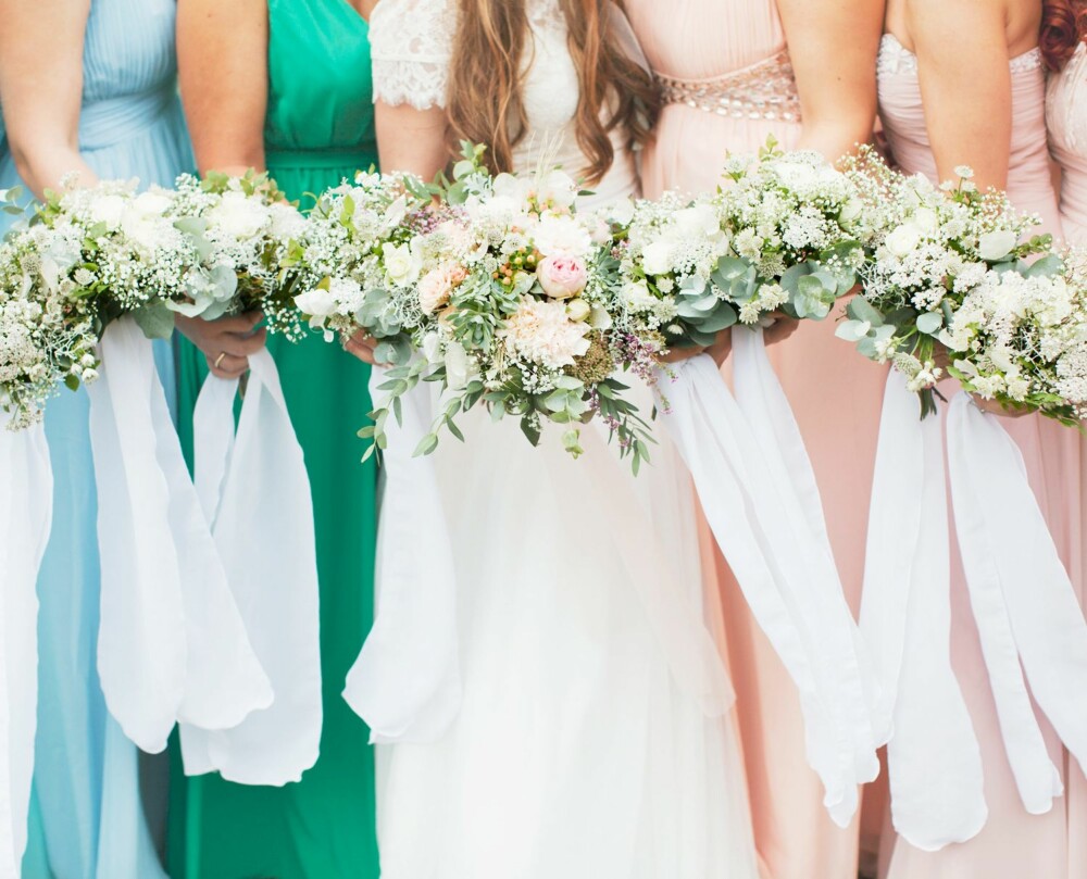 Stine elsker pastellfarger, så bridesmaids-ene måtte velge hver sin farge. De nydelige bukettene er laget av Esters Hage.