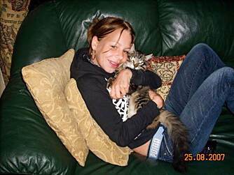EMPATISK: Dyrene betydde mye for Helene, og hun elsket å være sammen med dem. Her er hun ca.18 år gammel. 
