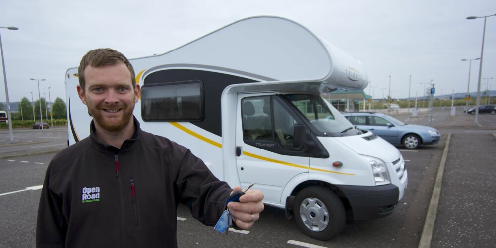 SERVICE: Andrew McCluskey driver Open Road Scotland i Glascow, men leverte vår leiebil i Edinburgh.
