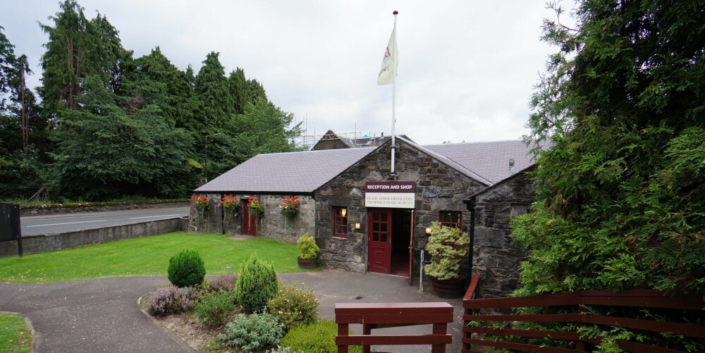 WHISKY: Blair Athol-destilleriet i Highlands. Her kan du bestille omvisning og kjøpe husets whisky.