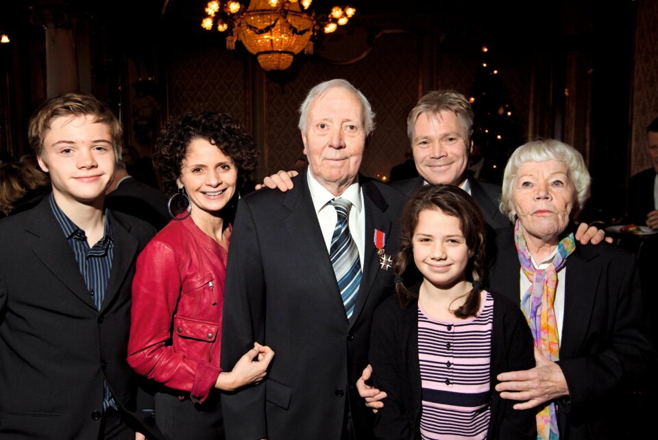 HEDRET: Per Theodor Haugen ble hedret med St. Olavs Orden i 2010. Kim og hans mor Sissel Sellæg, kona Nadia Hasnaoui, datteren Fanny og sønnen Adrian var selvfølgelig på plass.