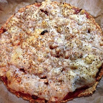 NY PIZZAFAVORITT: Tunfiskpizza med karbonadedeig krydret med grillkrydder og kajennepepper, sjampinjong i biter og masse ost, toppet med oregano.