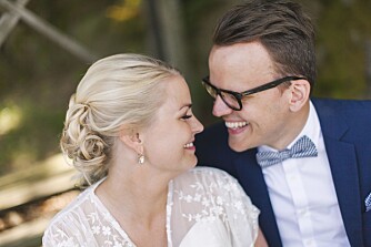 NYGIFT OG GLADE: Et veldig takknemlig og glad nygift par gleder seg til festen kan begynne. NYGIFT OG GLADE: Et veldig takknemlig og glad nygift par gleder seg til festen kan begynne.