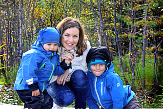 UT PÅ TUR: Håkon (5) og Henrik (10) setter stor pris på de små tingene i hverdagen, som en tur i skogen, forteller mamma Heidi Waler.