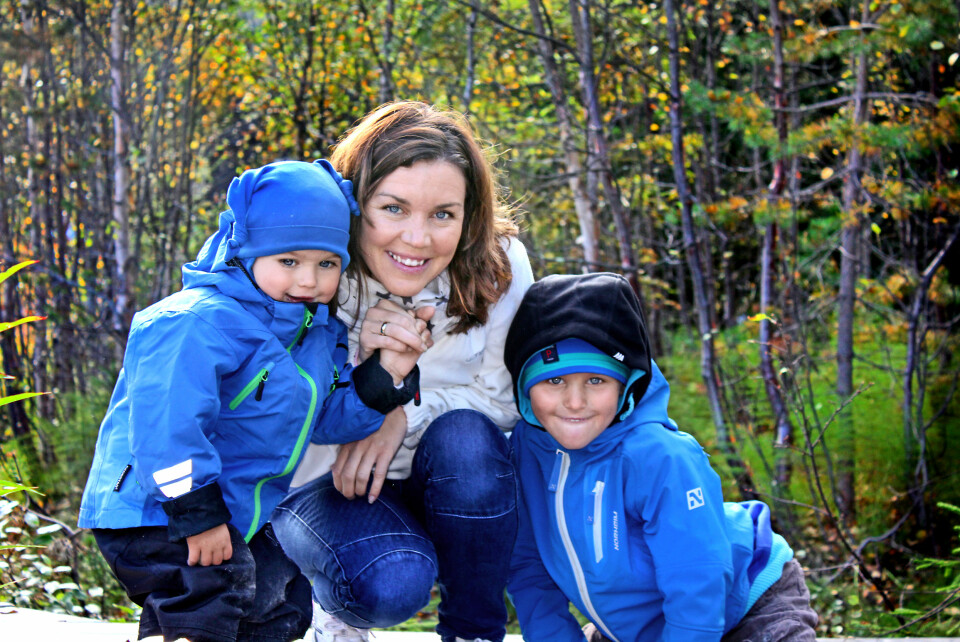 UT PÅ TUR: Håkon (5) og Henrik (10) setter stor pris på de små tingene i hverdagen, som en tur i skogen, forteller mamma Heidi Waler.