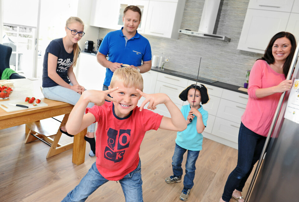 GLAD GJENG: Familien Waler er opptatt av å leve her og nå hjemme i huset sitt på Fjellhamar. Storesøster Nora (13), pappa Eirik (40), Henrik (10), Håkon (5) og mamma
Heidi (40).