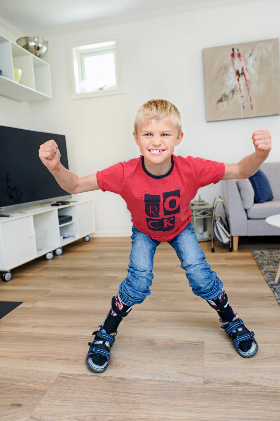 GLAD: Henrik (10) er en blid og sosial tiåring, full av livsglede og entusiasme. Han poserer gjerne for fotografen.