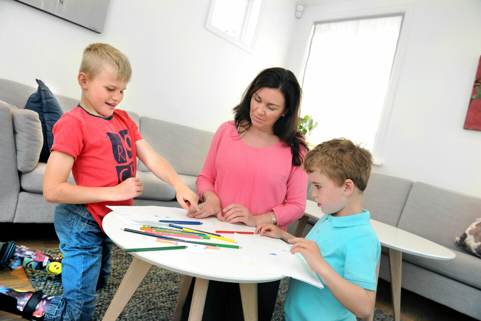 TEGNESTUND: Henrik, mamma Heidi og Håkon liker å sitte sammen og tegne. Da er de helt til stede alle tre.