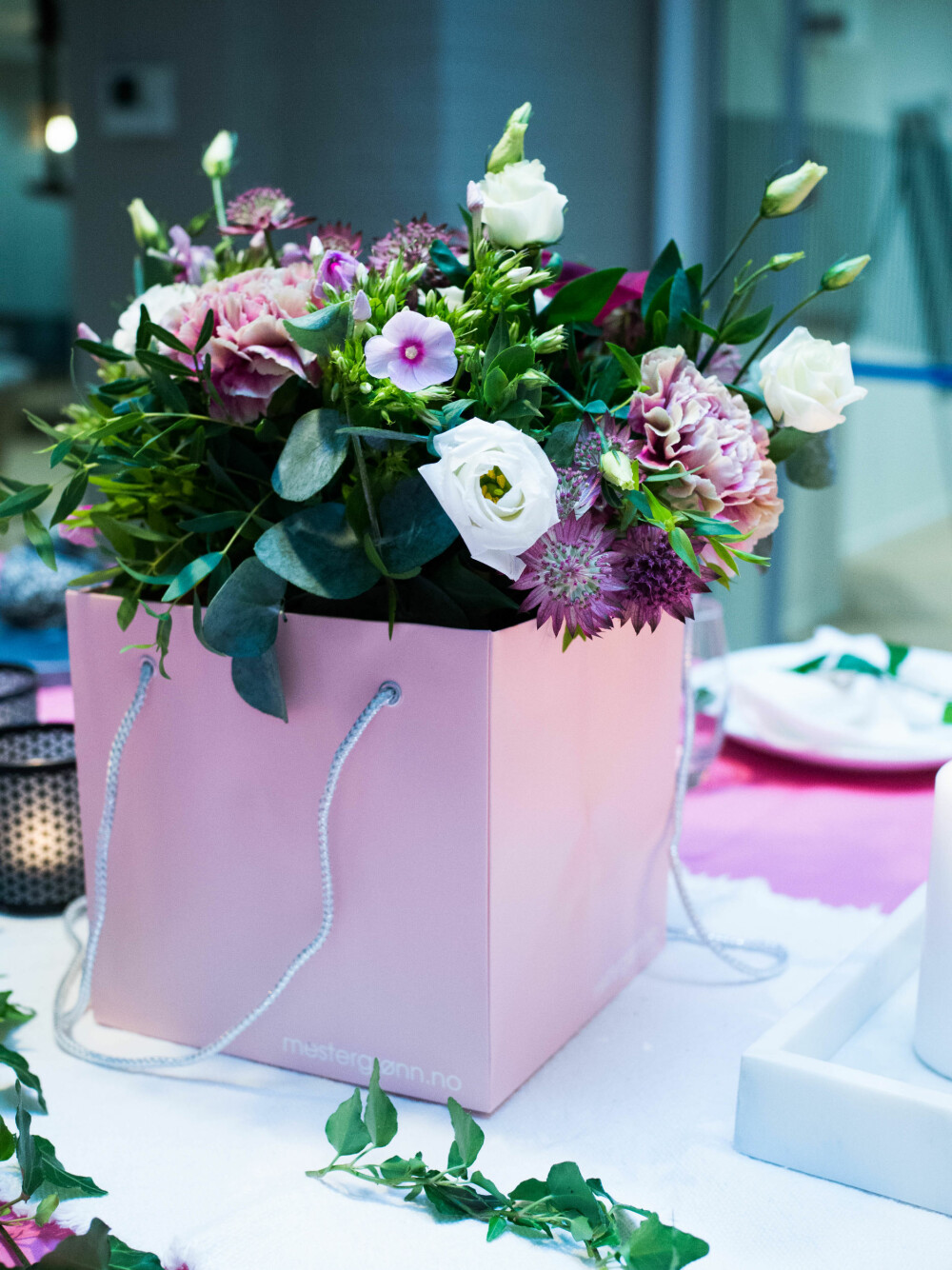 LEKRE DETALJER: Planter og blomster skaper liv på bordet, samtidig som det tilfører farge.