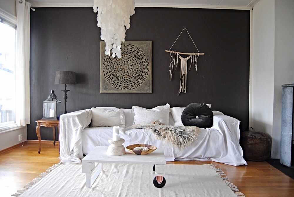DIY: - Da jeg ble lei av det forrige stuebordet mitt lagde jeg ett nytt ett av en palle med hjul på som jeg malte hvitt. Veldig enkelt, nesten gratis og hele stuen ble «ny»,forteller Katarina. DIY: - Da jeg ble lei av det forrige stuebordet mitt lagde jeg ett nytt ett av en palle med hjul på som jeg malte hvitt. Veldig enkelt, nesten gratis og hele stuen ble «ny»,forteller Katarina.