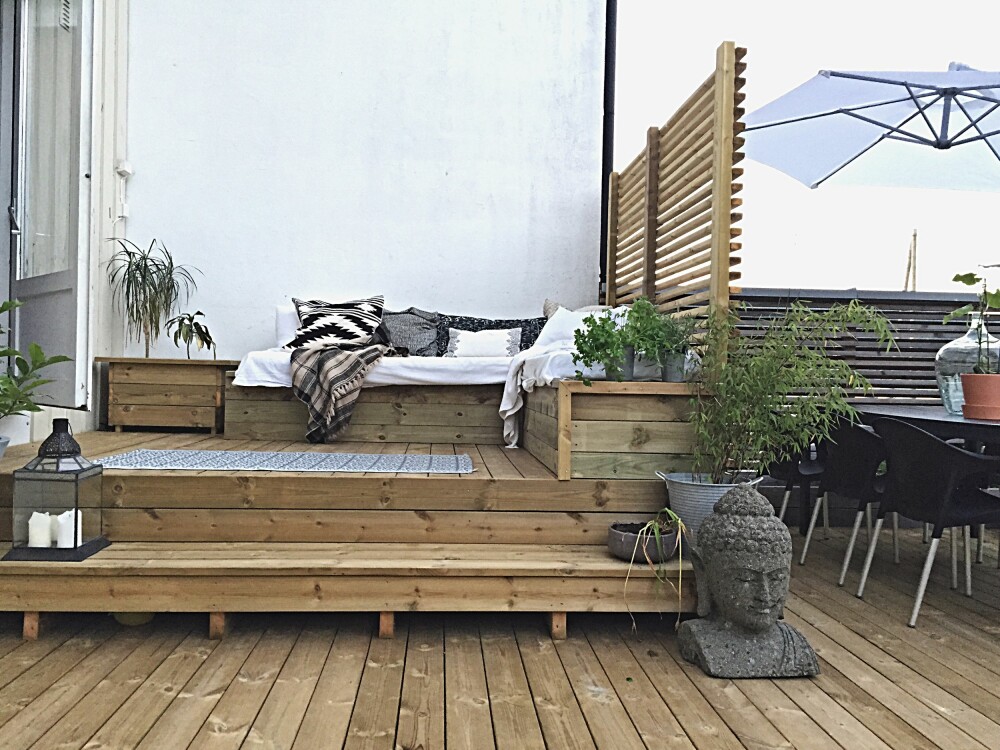UTEHYGGE: Katarina og familien har en stor veranda som interiørelskeren har innredet med en stor daybed. UTEHYGGE: Katarina og familien har en stor veranda som interiørelskeren har innredet med en stor daybed.