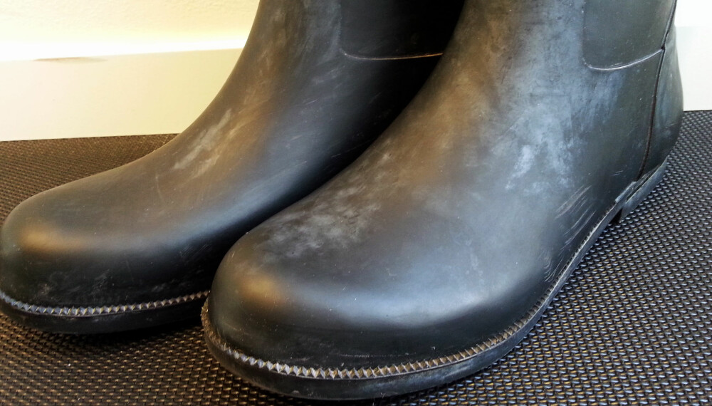 GRÅHVITT BELEGG: Gummistøvler kan etterhvert få et gråhvitt belegg som ikke går bort med vann. Her er trikset som gjør dem svarte igjen.